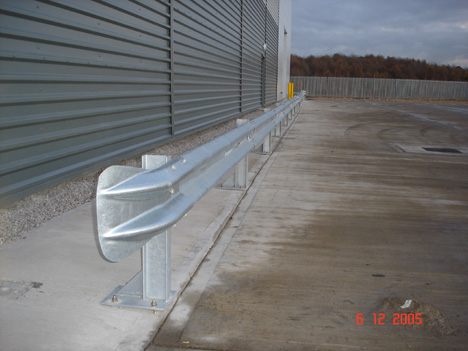 Busch 6022 HO/OO Crash Barrier & Poles – Road Armco Barrier, Unassembled Kit